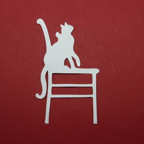 N°207 chat assis sur une chaise   en papier blanc  découpage  fin 