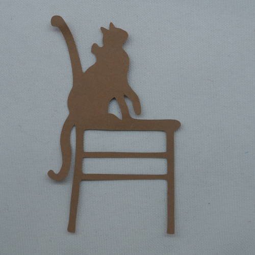 N°207 chat assis sur une chaise  en papier  marron  découpage  fin 