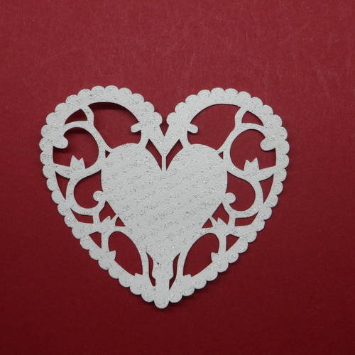 N°148 cœur "dentelé" ciselé  en papier tapisserie blanc à paillette  découpage fin 