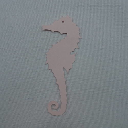 N°222  hippocampe poisson  en papier rose pale  découpage 