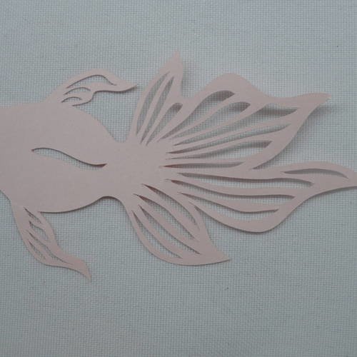 N°218  poisson   en papier rose pale  embellissement 