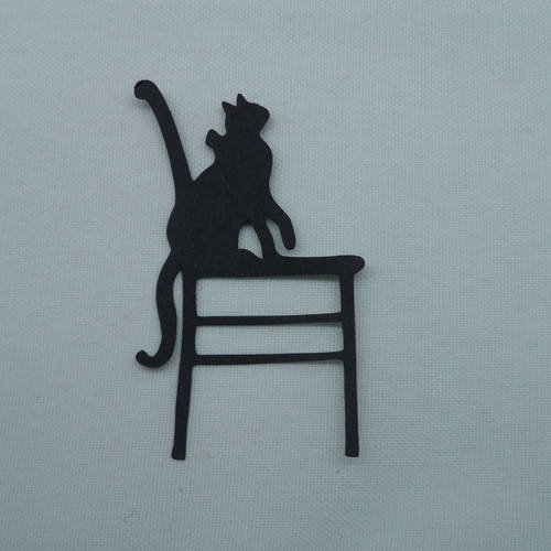 N°207 chat assis sur une chaise en papier  noir  découpage  fin 