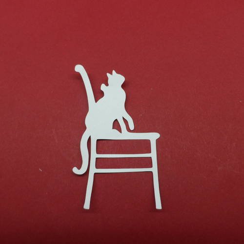 N°207 chat assis sur une chaise en papier  blanc  découpage  fin 
