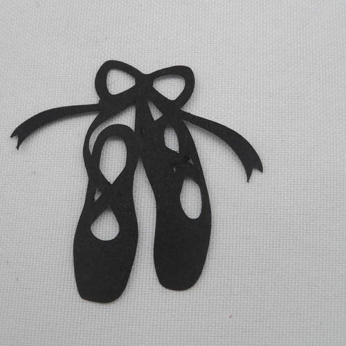 N°150 paire de chaussons de danse en papier noir  découpage  fin 
