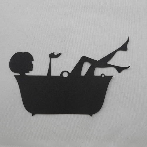 N°202 baignoire avec une femme en papier noir  découpage fin 