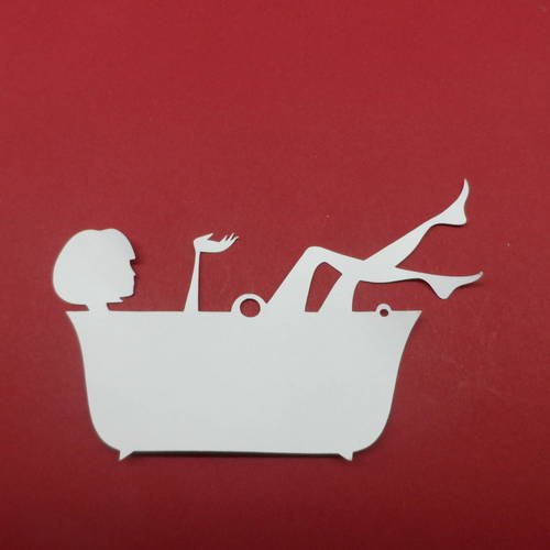N°202 baignoire avec une femme en papier blanc  découpage fin 