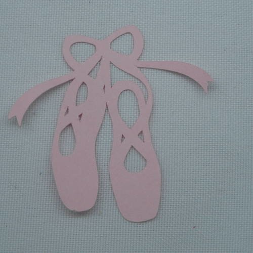 N°150 paire de chaussons de danse  en papier rose  découpage  fin 