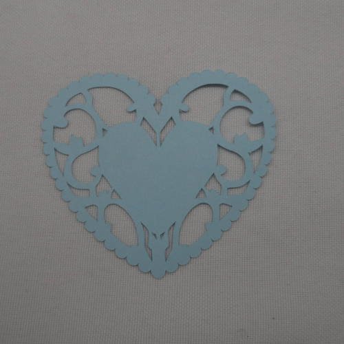 N°148 cœur "dentelé" ciselé  en papier  bleu ciel  découpage fin 