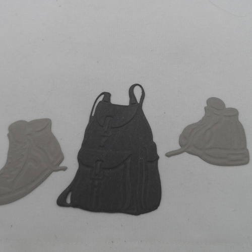 N°131  de 2 chaussures en papier gris clair et d'un sac à dos en papier gris foncé découpage et gaufrage 