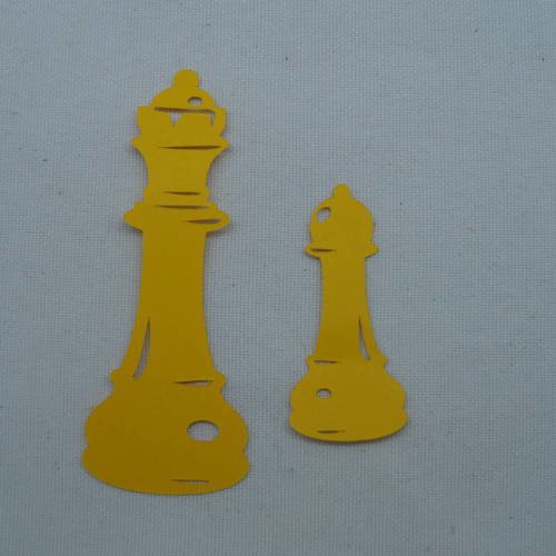 N°144 deux pièces d'échec en papier  jaune vif  découpage fin 