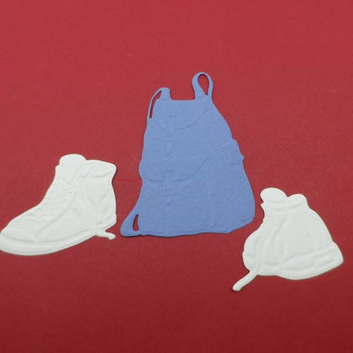 N°131  de 2 chaussures en papier   blanc casé  et d'un sac à dos en papier bleu découpage et gaufrage 