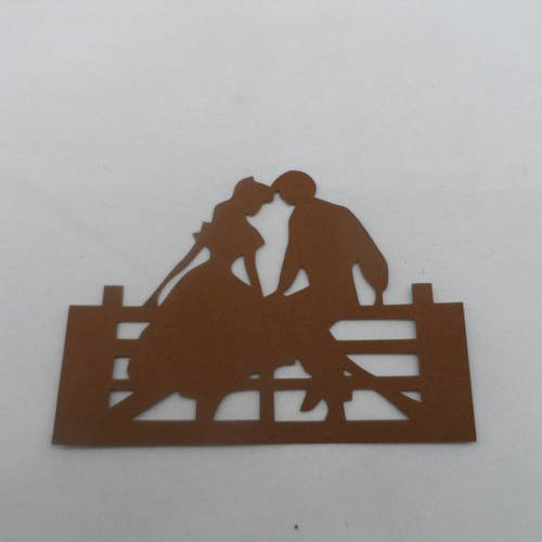 N°132  d'un couple sur une barrière   en papier marron foncé   découpage