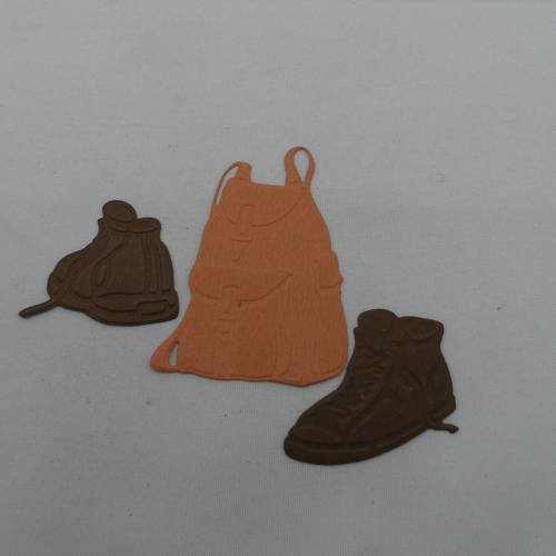 N°131   de 2 chaussures  en papier marron et d'un sac à dos  en papier marron clair   découpage et gaufrage 