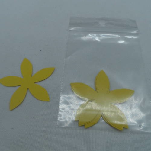 N°162 lot de 10 fleurs en papier jaune  pour  embellissement