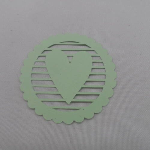 N°115 cercle dentelé cœur "rayures" en papier vert clair    découpage 