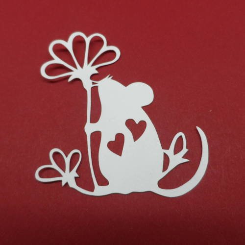 N°117 d'une souris avec fleurs cœurs  en papier  blanc  découpage fin 