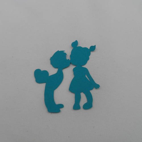 N°111 deux enfants amoureux  bisou coeur  en papier bleu turquoise  découpage fin 