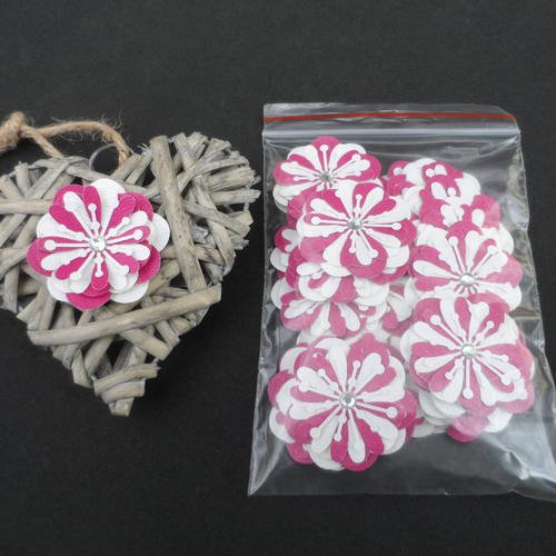 N°156 fleurs en papier tapisserie fuchsia  et blanc   cœur strass   pour embellissement 