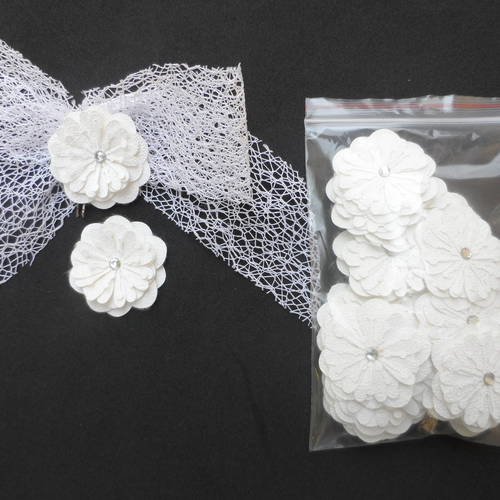 N°156 fleurs en papier tapisserie blanc à très fine paillette  et blanc   coeur strass   pour embellissement