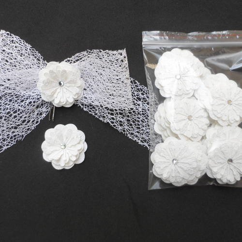 N°156 fleurs en papier tapisserie blanc à fine paillette  et blanc   cœur strass   pour embellissement