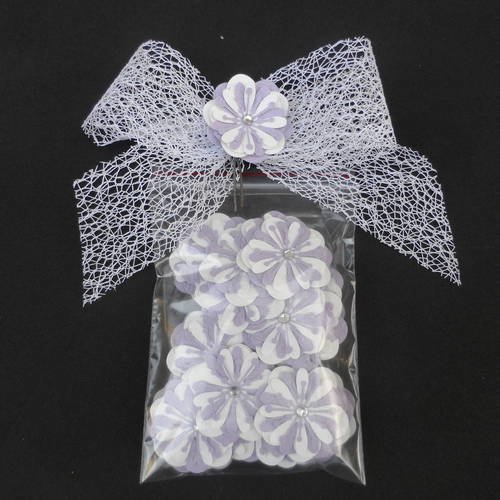 N°156 fleurs en papier tapisserie violet  et blanc   cœur strass   pour embellissement 