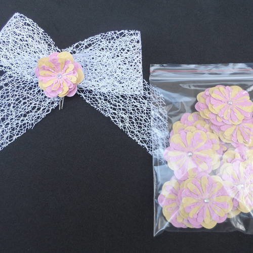 N°156 fleurs en papier tapisserie rose et jaune   cœur strass   pour embellissement 
