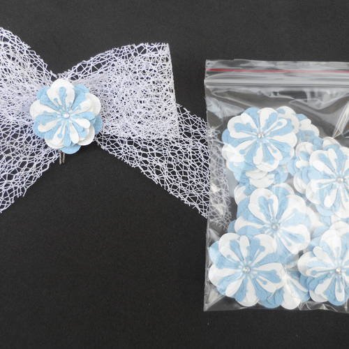 N°156 fleurs en papier tapisserie bleu et blanc  cœur strass   pour embellissement 