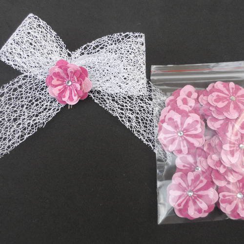 N°156 fleurs en papier tapisserie rose  cœur strass   pour embellissement 