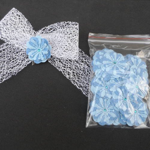 N°156 fleurs en papier tapisserie bleu  cœur strass   pour embellissement 
