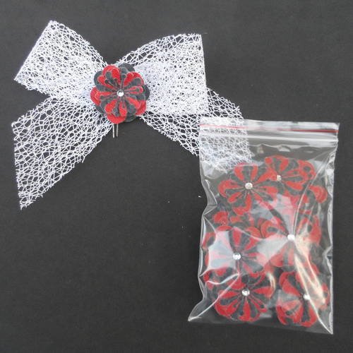 N°156 fleurs en papier tapisserie  rouge et noire  cœur strass pour embellissement 