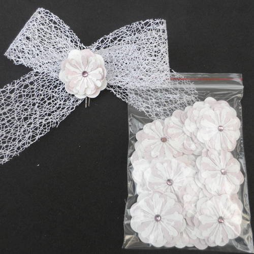 N°156 fleurs en papier tapisserie rose  et blanc  cœur strass rose  pour embellissement 