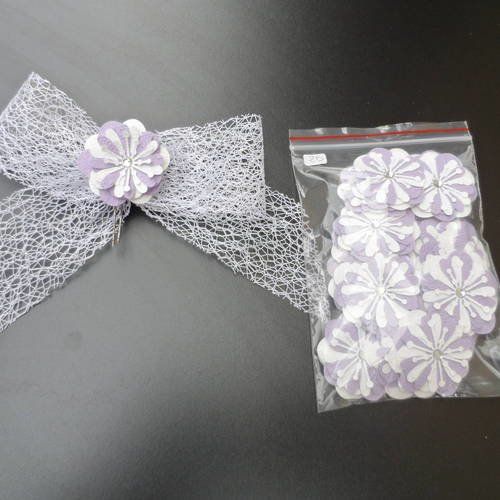 N°156 fleurs en papier tapisserie violet  et blanc  cœur strass  pour embellissement 