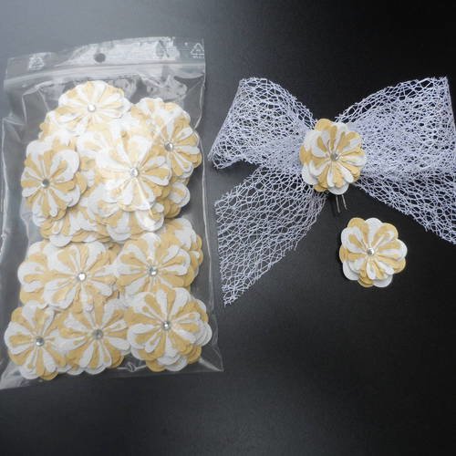 N°156 fleurs en papier tapisserie jaune  et blanc  cœur strass  pour embellissement 