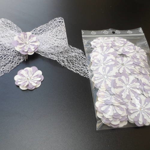 N°157 fleurs en papier tapisserie violet  et blanc  cœur strass  pour embellissement