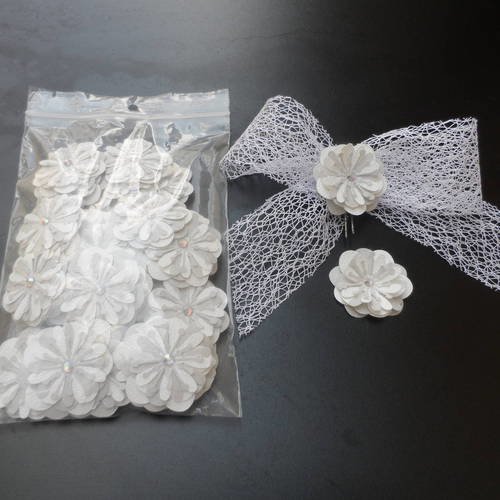 N°157 fleurs en papier tapisserie gris à paillette fine et blanc  cœur strass  pour embellissement