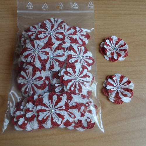 N°157 fleurs en papier tapisserie rouge bordeaux et blanc  cœur strass  pour embellissement