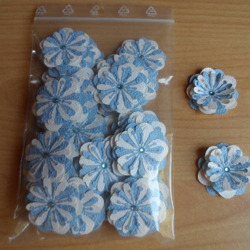N°157 fleurs en papier tapisserie bleu et blanc  cœur strass bleu  pour embellissement