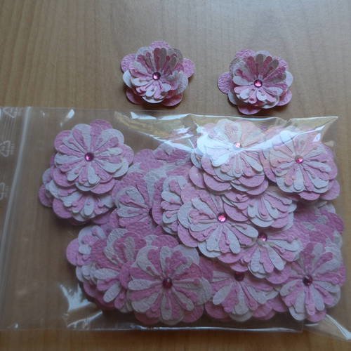 N°157 fleurs en papier tapisserie rose et blanc  cœur strass rose  pour embellissement