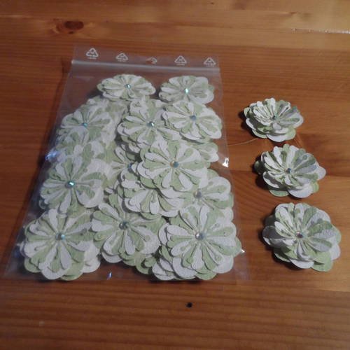 N°157 fleurs en papier tapisserie blanc et vert tendre cœur strass  pour embellissement