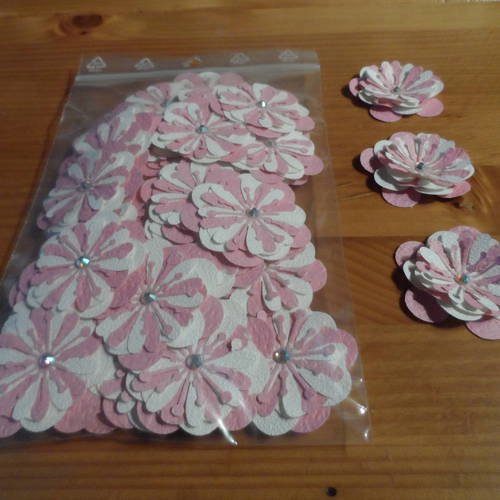 N°157 fleurs en papier tapisserie blanc et rose foncé  cœur strass  pour embellissement 