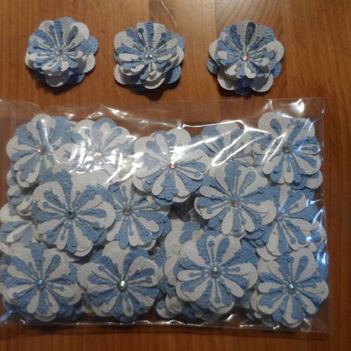 N°157 fleurs en papier tapisserie blanc et bleu  cœur strass  pour embellissement