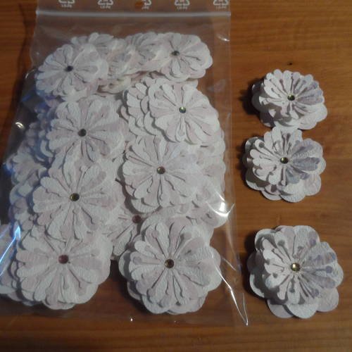 N°157 fleurs en papier tapisserie blanc et rose poudré  cœur strass  pour embellissement