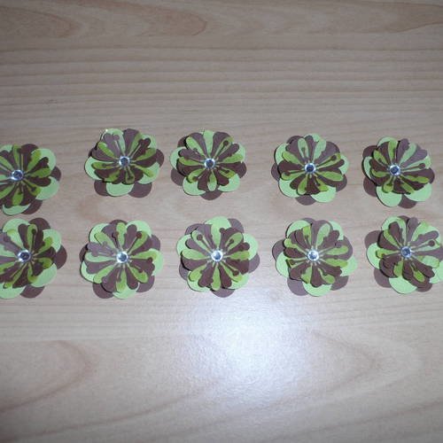 N°155 lot de 55 fleurs en papier chocolat et  vert anis cœur strass argent  pour embellissement