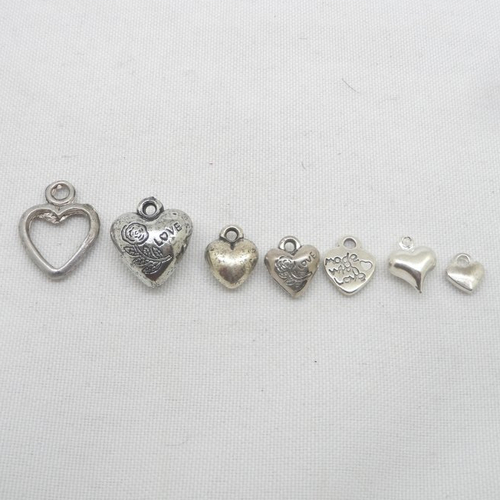 N°165 a lot de sept breloques métal argenté thème cœurs différents
