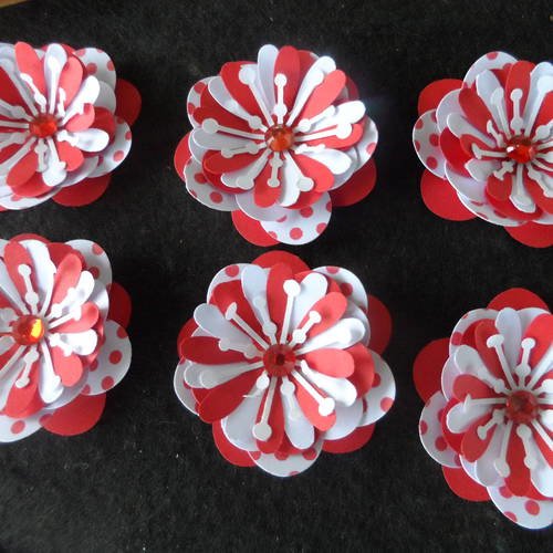 N°159 fleurs en papier rouge et blanc  cœur  strass pour embellissement 