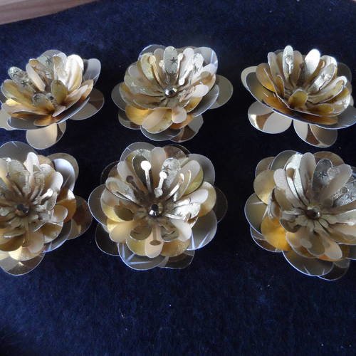 N°159 fleurs en papier doré  cœur strass  pour embellissement