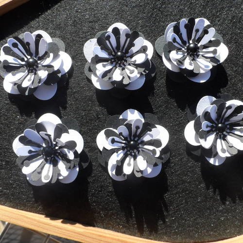 N°159 fleurs en papier noir et blanc  cœur  pour embellissement 