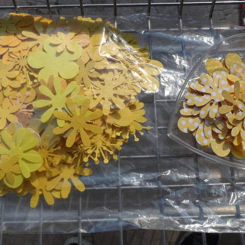 N°186 sachet de 10 grs de pétales de  fleurs en papier  ton  jaune