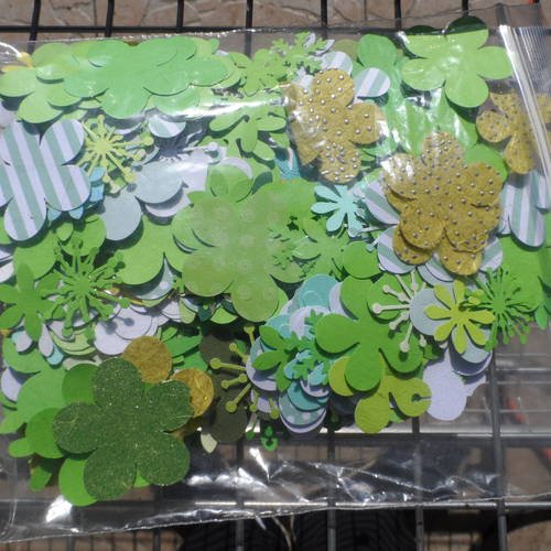 N°186 sachet de 10 grs de pétales de  fleurs en papier  ton  vert