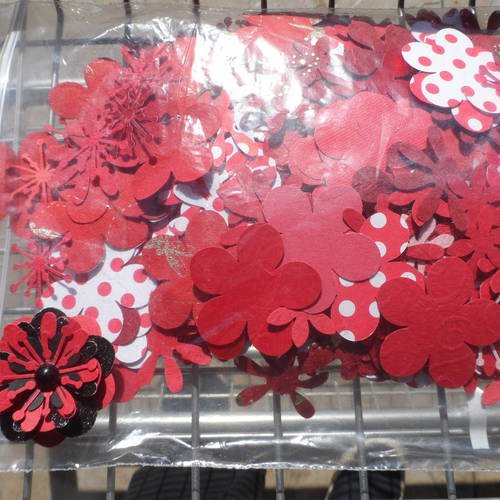 N°186 sachet de 10 grs de pétales de  fleurs en papier  ton rouge